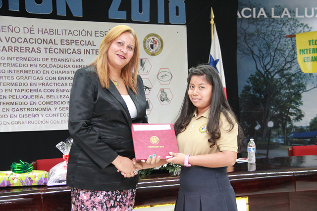 Estudiantes de la EVE reciben sus certificados de graduación