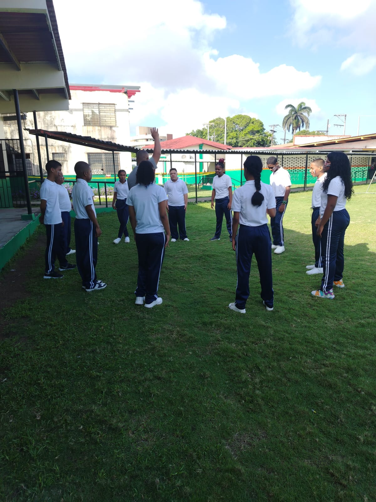 Taller de cuerdas fortalece competencias sociolaborales en estudiantes del IPHE Colón
