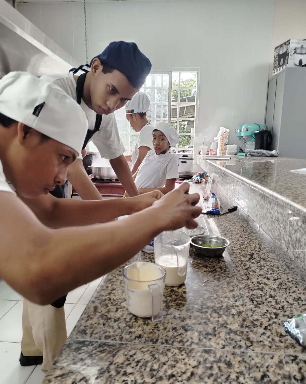 Estudiantes del CTI de Gastronomía y Servicios de Hotelería sede IPHE Panamá Este fortalecen competencias culinarias