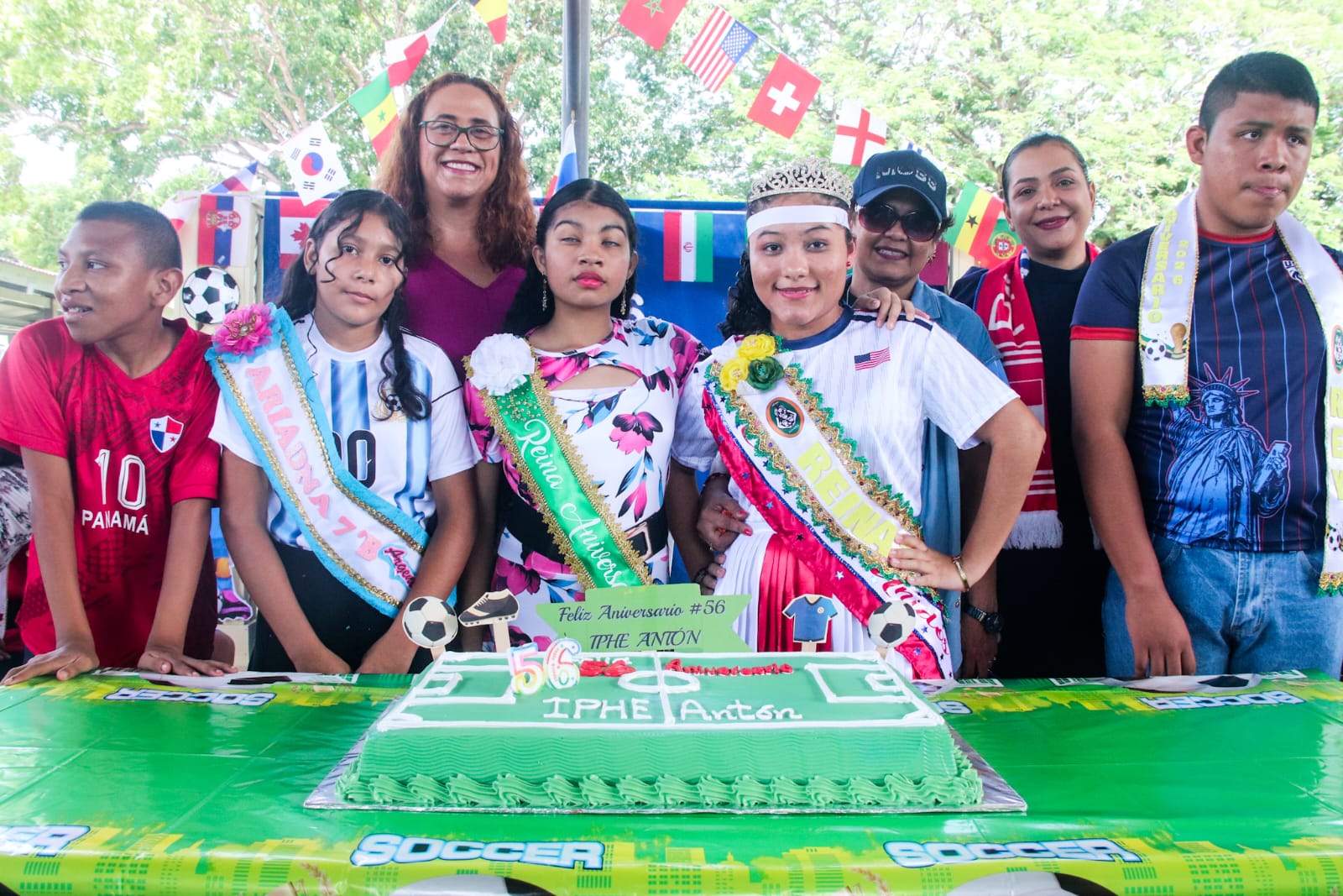 Expresiones culturales y espíritu mundialista engalanan el 56.º aniversario del IPHE de Antón