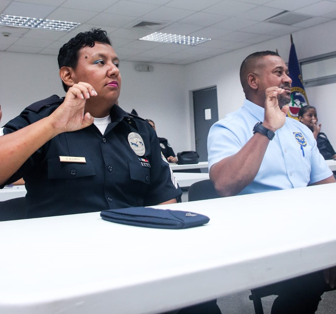 IPHE y Policía Nacional se unen para fortalecer la inclusión a través de la Lengua de Señas Panameñas.