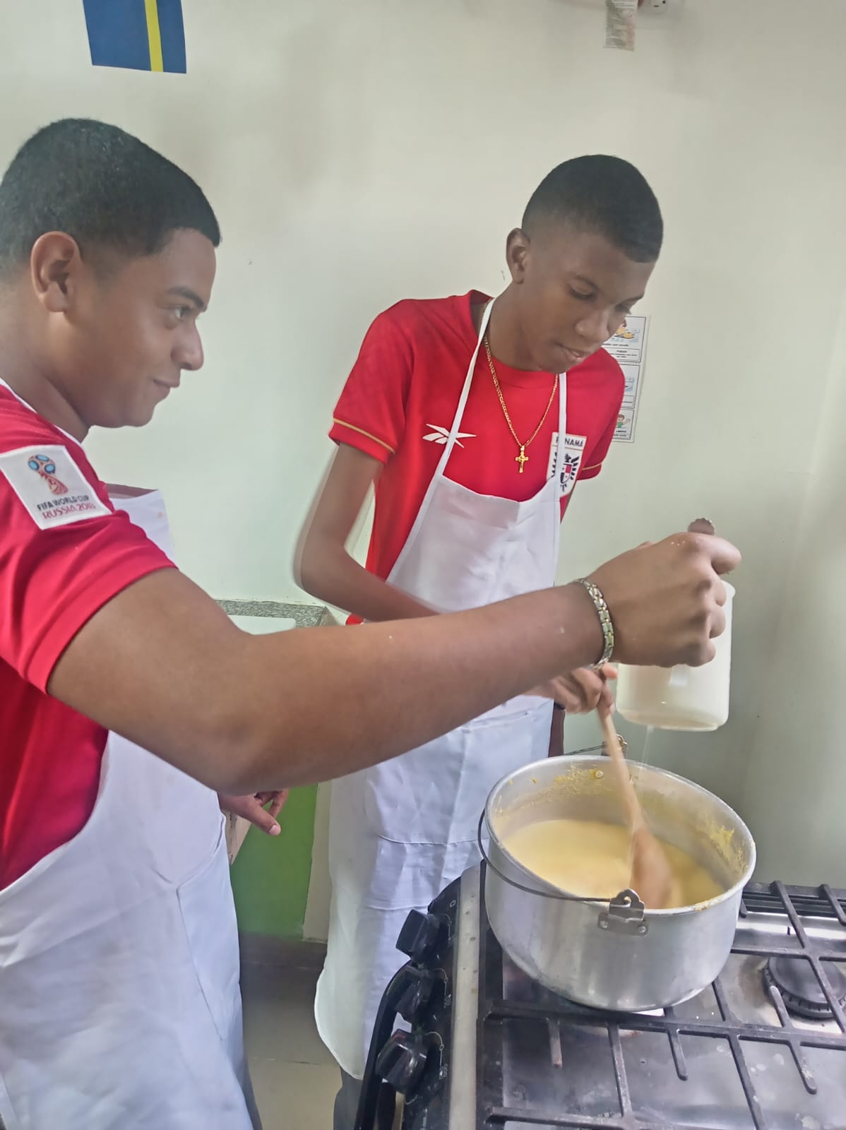 Estudiantes del CTI de Gastronomía de Colón fortalecen habilidades funcionales mediante taller de pesada de nance
