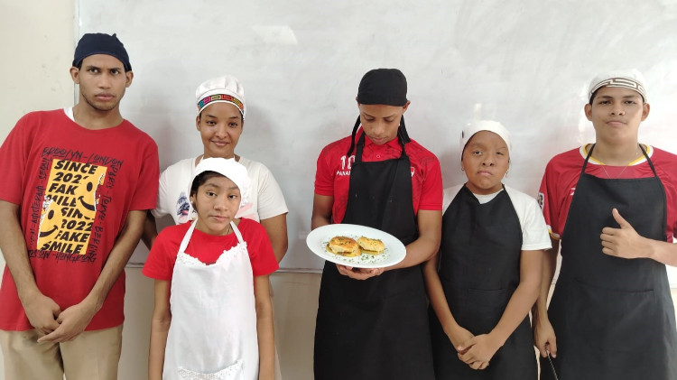 Imagen Estudiantes de Gastronomía del IPHE en Panamá Este fortalecen competencias culinarias con la elaboración de hamburguesas rellenas