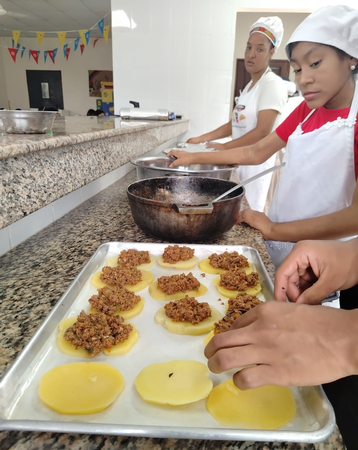 Estudiantes de Gastronomía del IPHE en Panamá Este fortalecen competencias culinarias con la elaboración de hamburguesas rellenas