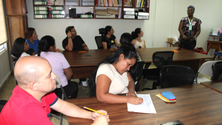 Imagen Fortalecen la participación activa de los padres en el proceso de enseñanza de sus hijos.