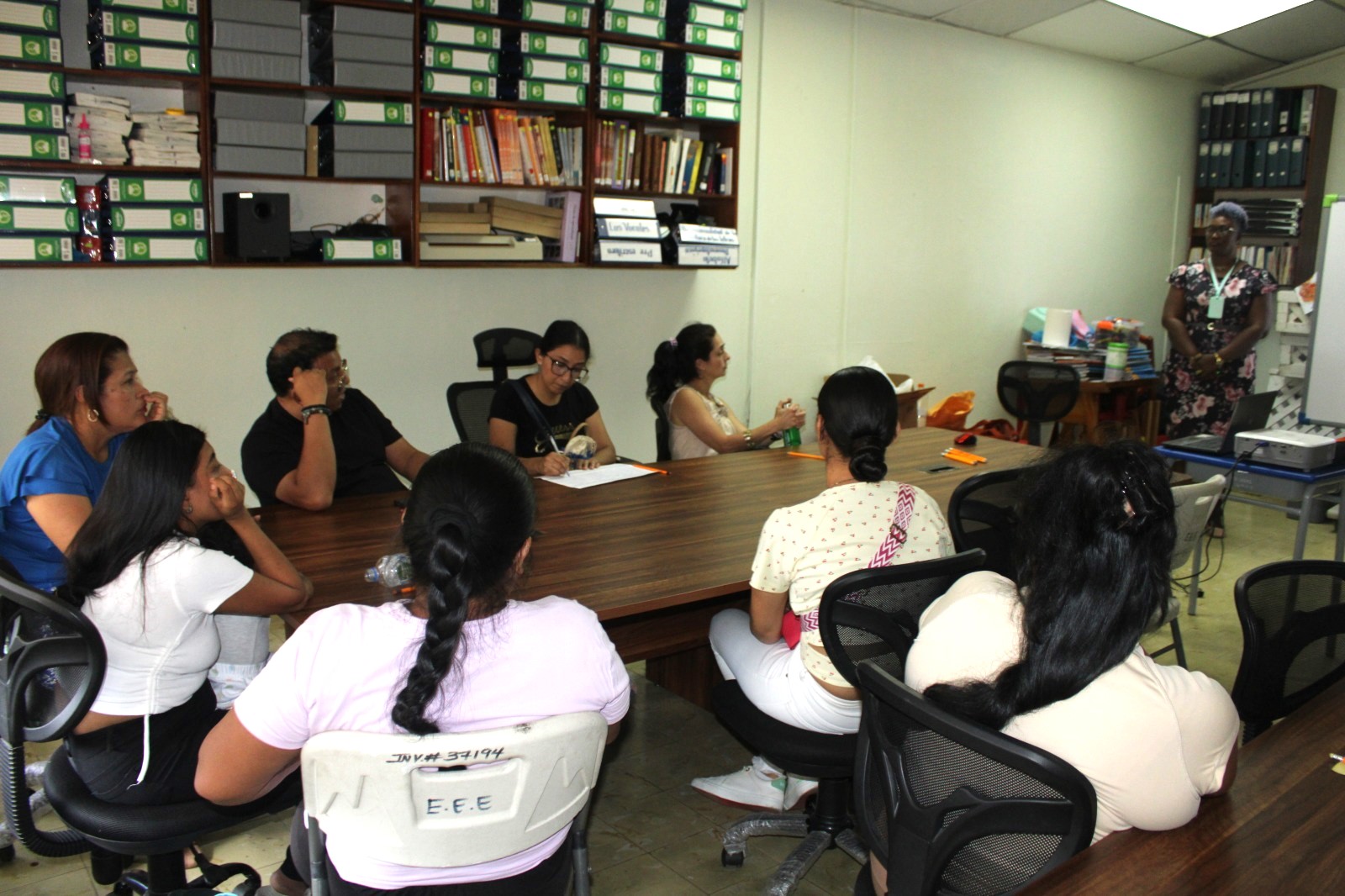 Fortalecen la participación activa de los padres en el proceso de enseñanza de sus hijos.