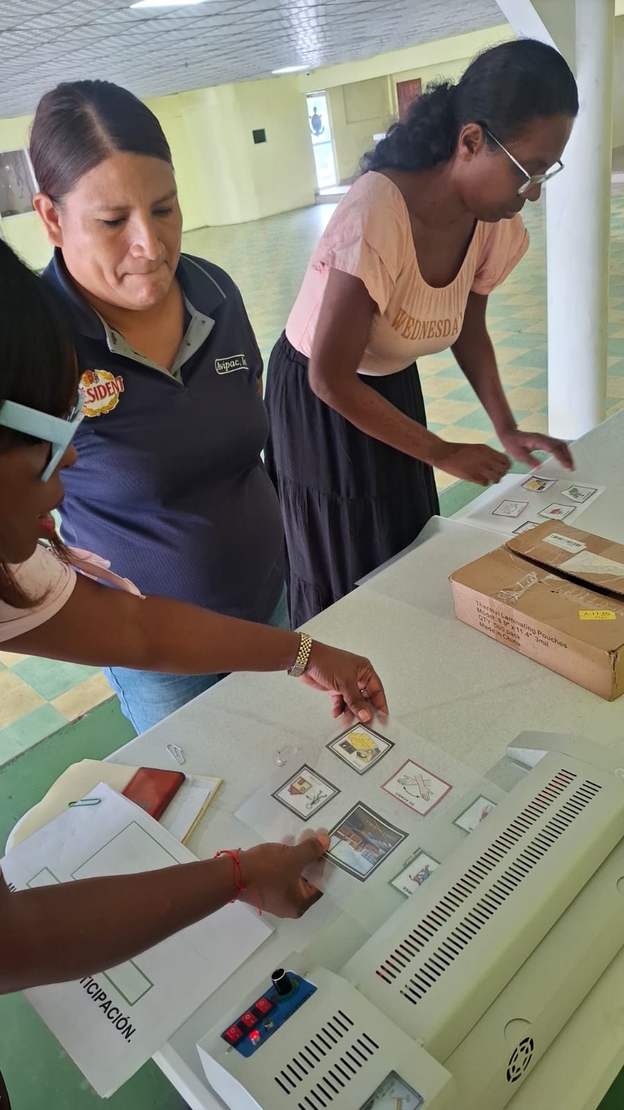 Docentes y madres de familia se capacitan en Comunicación Aumentativa y Alternativa en el IPHE Colón