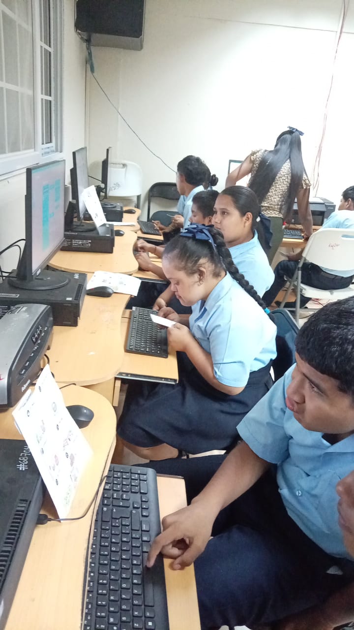 Jóvenes de Darién fortalecen habilidades digitales con tutorías personalizadas