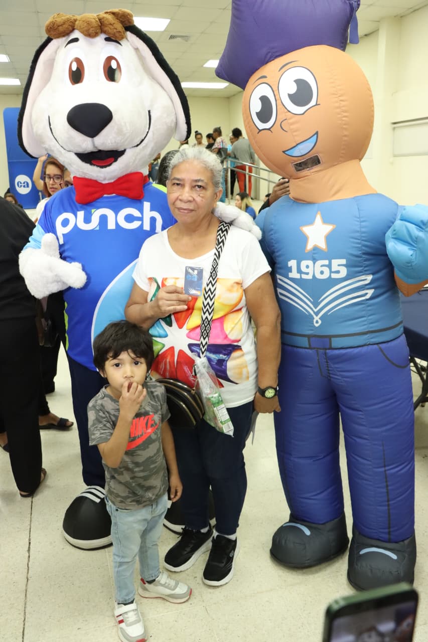 EVE participa en jornada de entrega del Pase U con nueva billetera electrónica PUNCH
