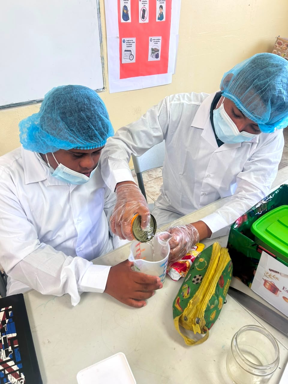 Estudiantes de CTI de Antón participan en taller de aprendizaje práctico