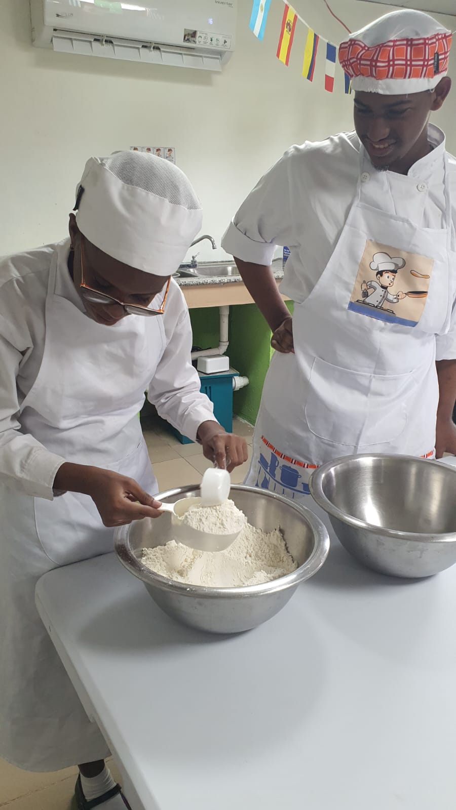 Prácticas de repostería fortalecen competencias técnicas en estudiantes de CTI de Colón