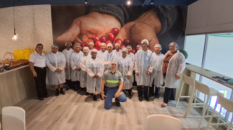 Imagen Estudiantes de Aguadulce fortalecen habilidades laborales con visita a planta de producción
