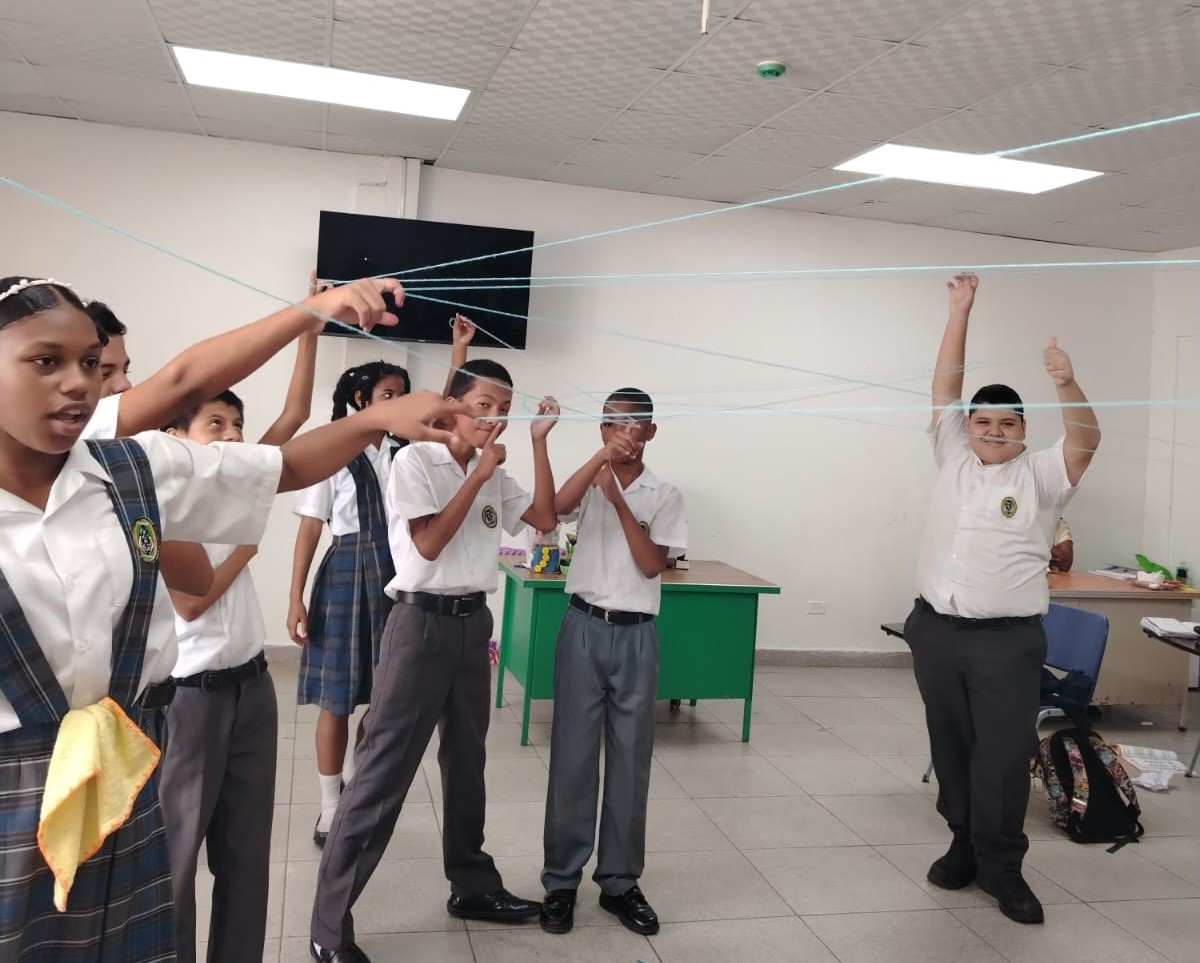 Estudiantes de Premedia del IPHE Colón fortalecen habilidades socioemocionales con Taller de Cuerdas