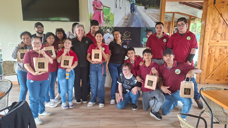 Imagen Estudiantes del IPHE Chiriquí fortalecen aprendizajes sobre la producción del café durante gira pedagógica