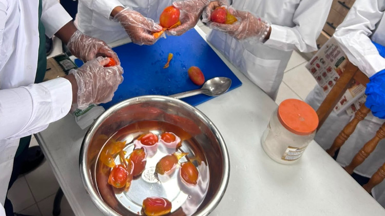 Imagen Estudiantes del IPHE Antón fortalecen competencias emprendedoras con la elaboración de mermelada de tomate.