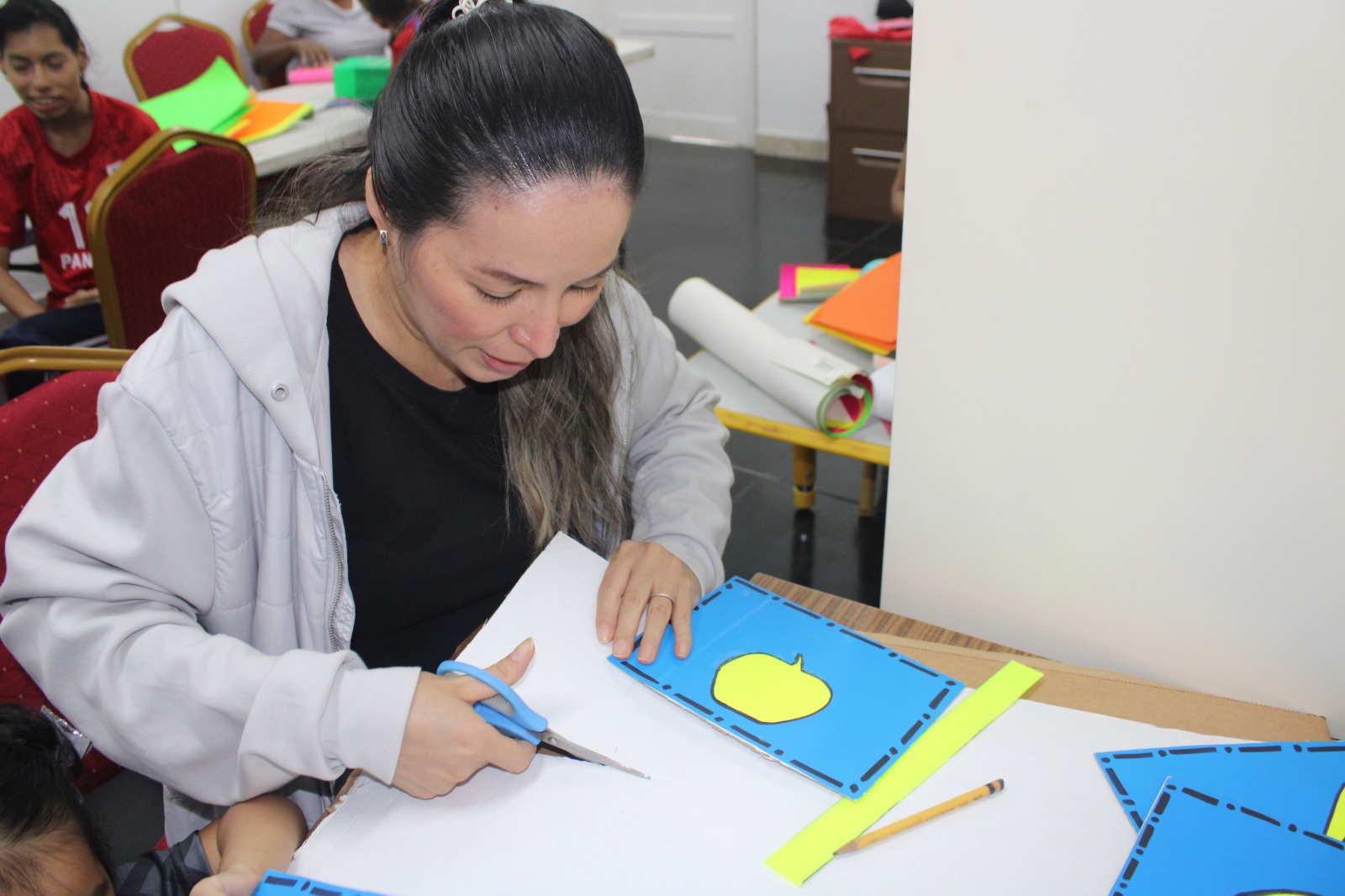 IPHE fortalece el acompañamiento familiar con taller de estimulación visual para padres