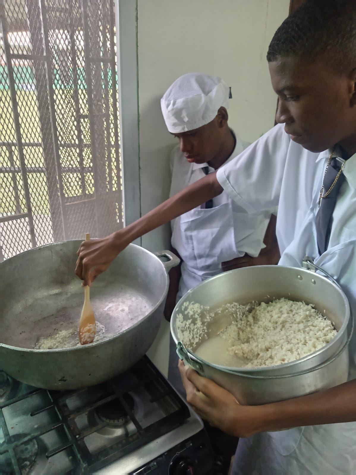 Alumnos fortalecen competencias culinarias con la preparación de platos tradicionales colonenses