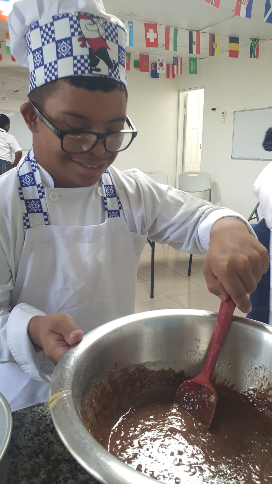 Estudiantes de CTI de Colón fortalecen sus competencias en repostería con la elaboración del “Flan Imposible”