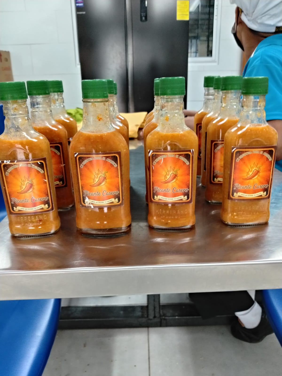 Estudiantes de CTI de Penonomé fortalecen competencias para el emprendimiento mediante la elaboración de picante artesanal