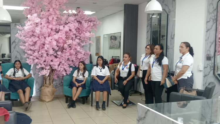 Imagen Estudiantes del CTI de Belleza y Estética perfecciona su formación con una gira de observación laboral en Chitré