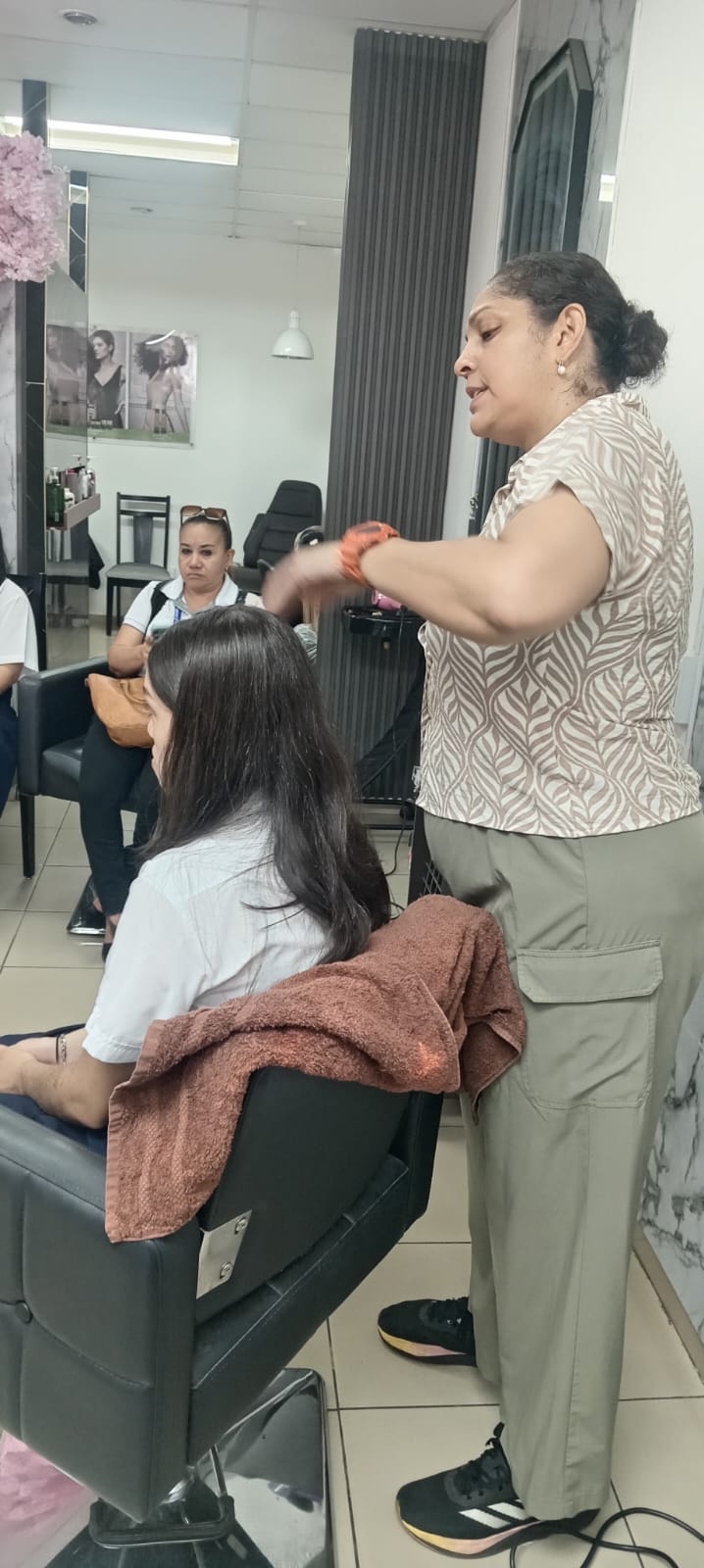 Estudiantes del CTI de Belleza y Estética perfecciona su formación con una gira de observación laboral en Chitré
