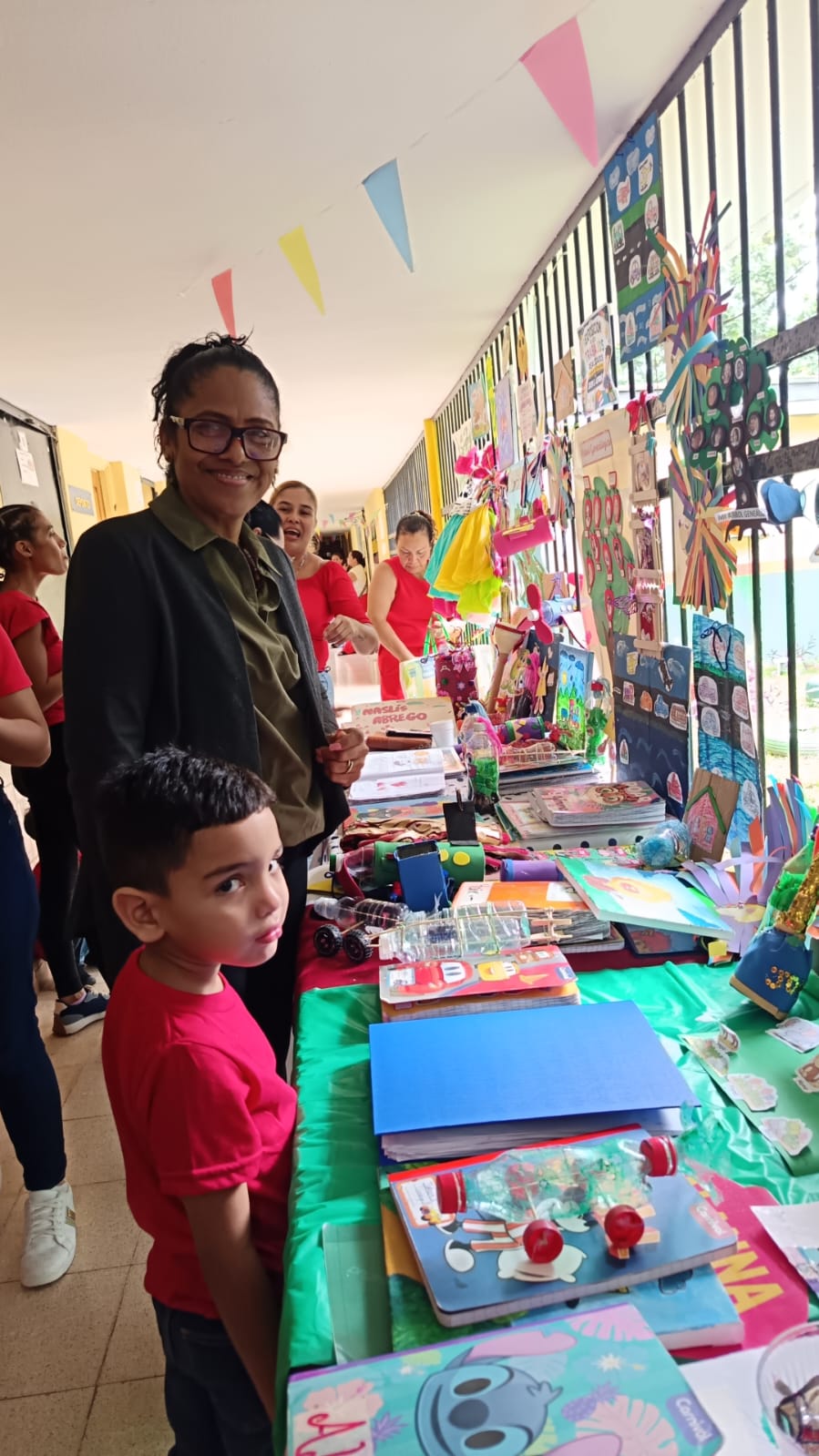 Estudiantes muestran aprendizajes alcanzados mediante exposición de proyectos