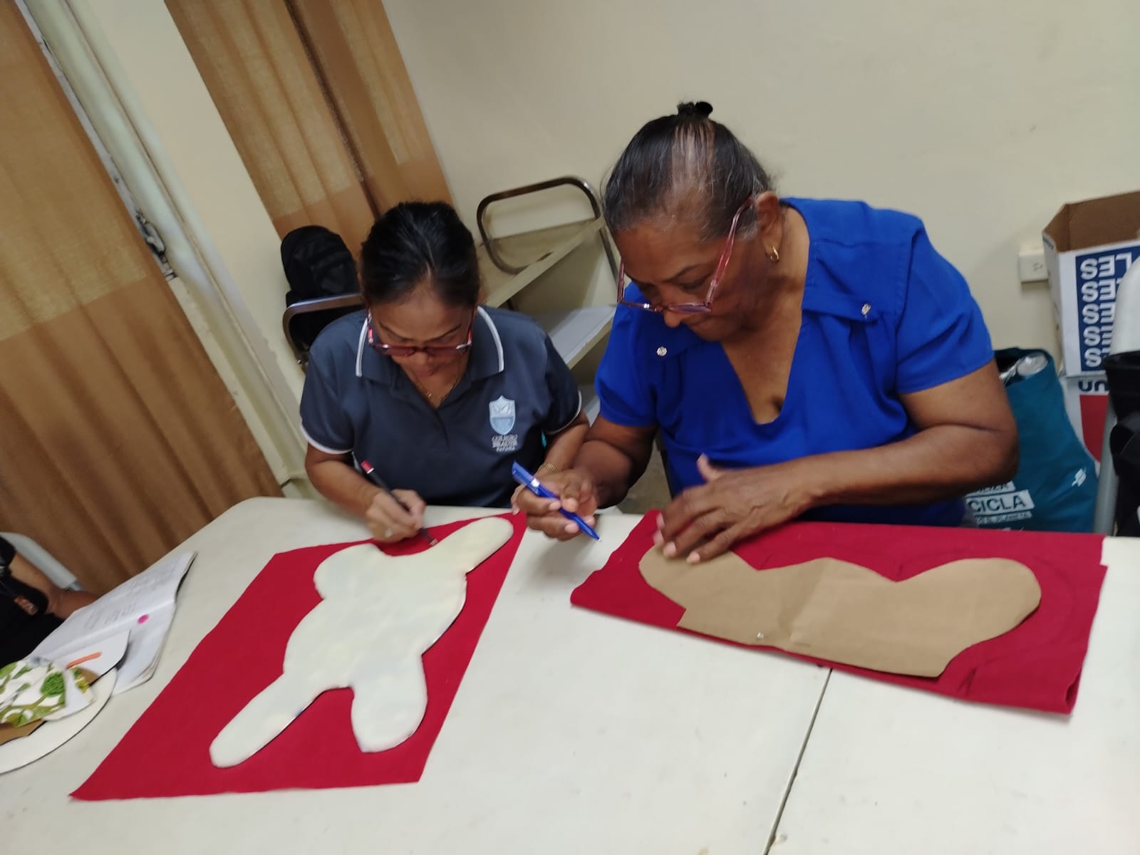 Madres de familia de la Escuela Vocacional Especial del IPHE avanzan a nueva fase en curso de manualidades navideñas