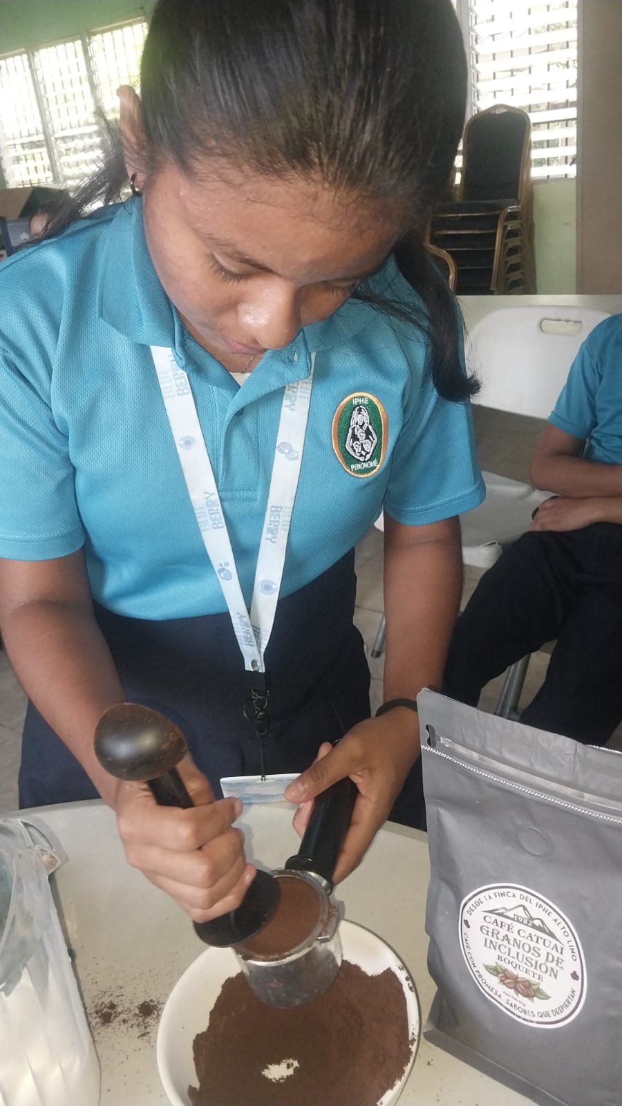Estudiantes aplican técnicas para la preparación de bebidas calientes a base de café en Penonomé