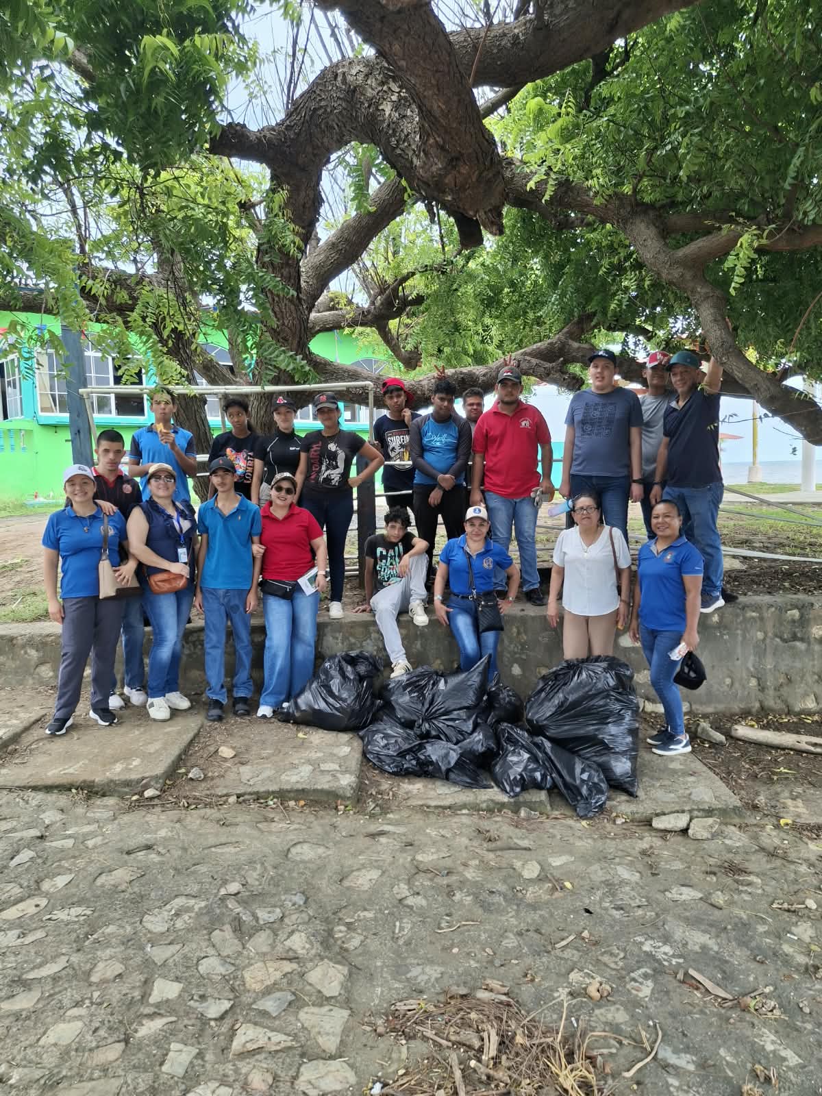 Estudiantes de Carreras Técnicas Intermedias realizan jornada ambiental en Playa Uverito