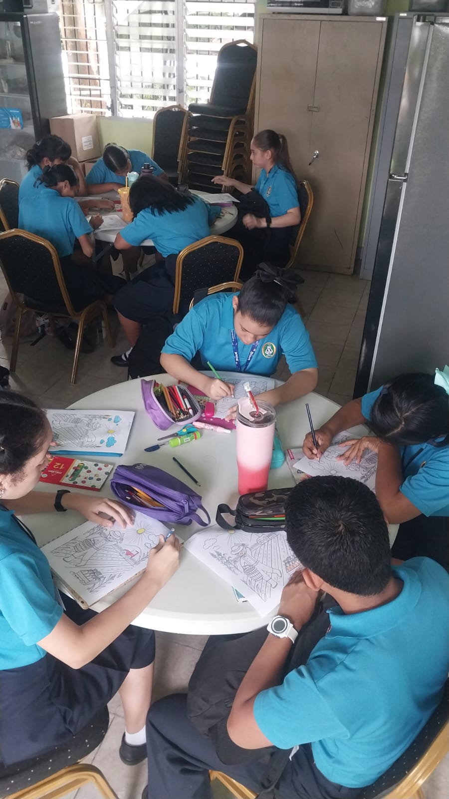 Estudiantes de Carreras Técnicas Intermedias reconocen mediante la pintura el valor del trabajo campesino