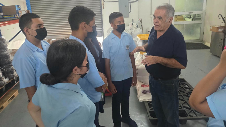 Imagen Estudiantes adquieren experiencia práctica en un entorno productivo