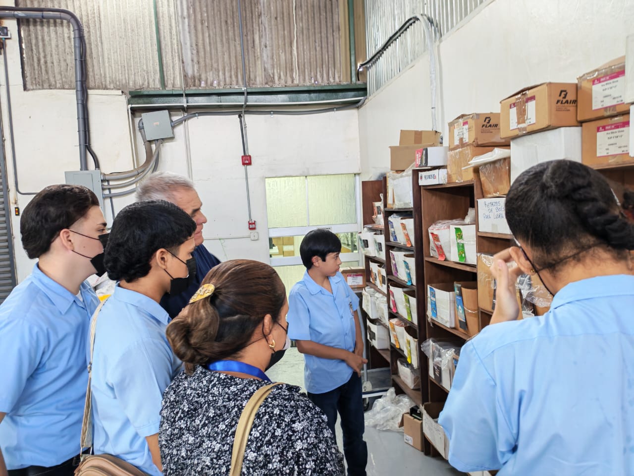 Estudiantes adquieren experiencia práctica en un entorno productivo