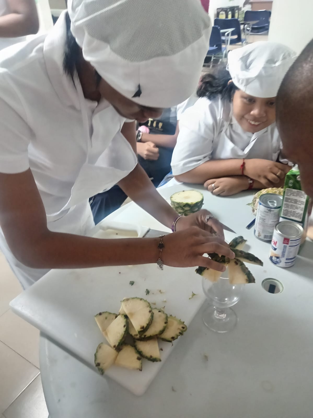 Estudiantes de Colón realizan preparación de cócteles sin alcohol