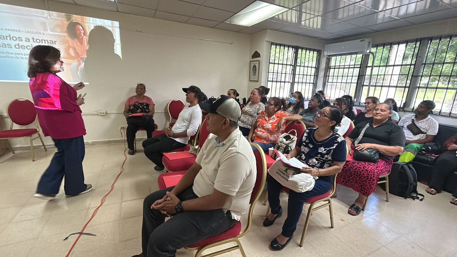 Concluye con éxito el taller "Amando y Criando a Nuestros Hijos" en la Escuela Vocacional Especial