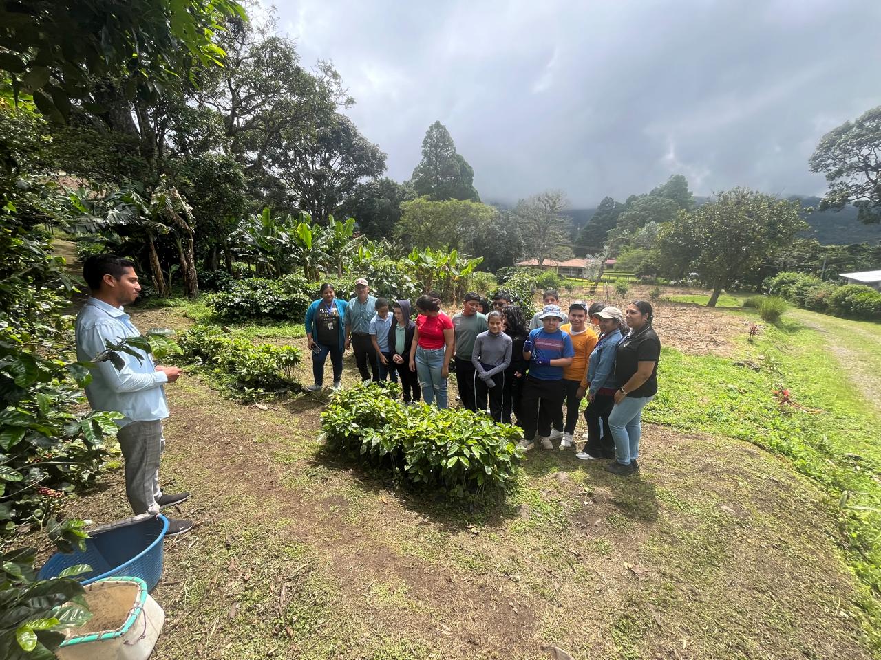 Del aula a la finca: estudiantes participan en experiencia agropecuaria en Boquete