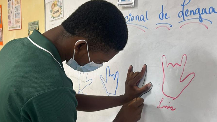 Imagen Estudiantes se acercan a la Lengua de Señas mediante jornada educativa