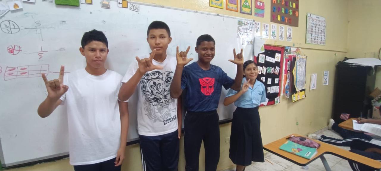 Estudiantes se acercan a la Lengua de Señas mediante jornada educativa