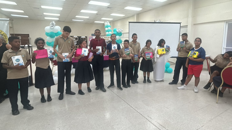 Imagen Estudiantes de la EVE participan en actividades educativas por el Mes de la Biblia