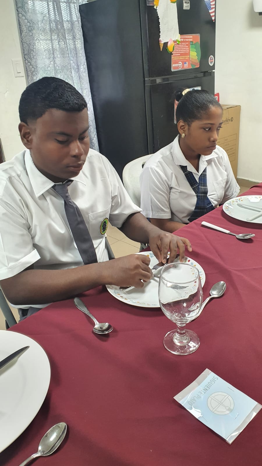 Estudiantes practican protocolo y etiqueta en el servicio de mesa