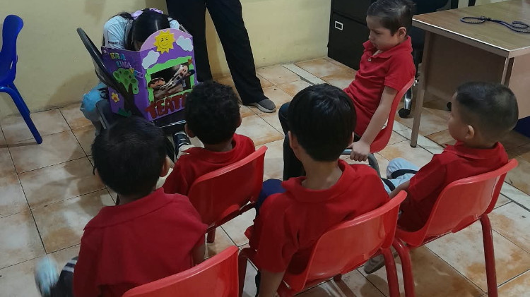 Imagen Teatro y títeres acercan las figuras geométricas a estudiantes de parvulario