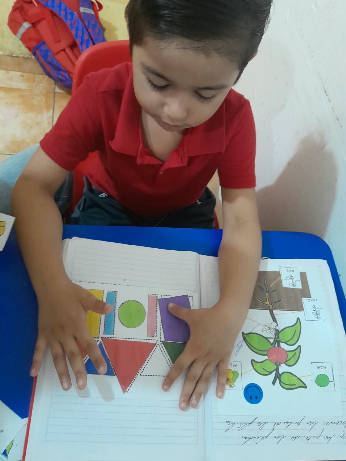 Teatro y títeres acercan las figuras geométricas a estudiantes de parvulario