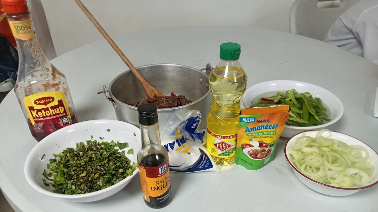 Imagen Estudiantes aplican técnicas gastronómicas en preparación de comida criolla