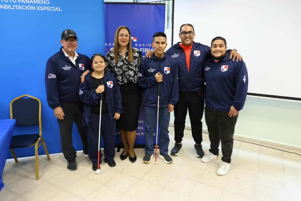 Atletas panameños reciben el Pabellón Nacional rumbo a los Juegos PARACODICADER 2026