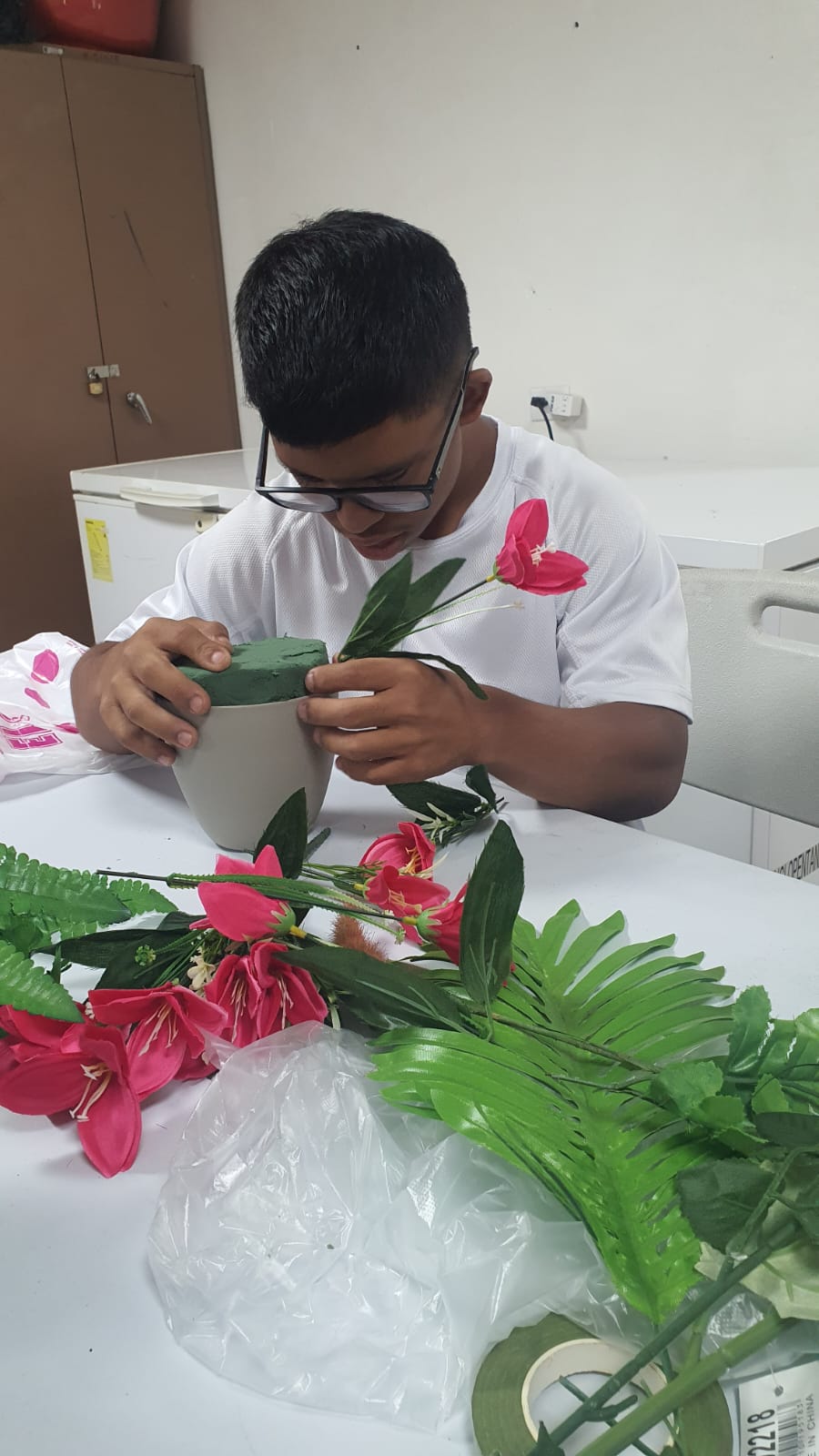 Estudiantes de CTI en colón desarrollan creatividad mediante la elaboración de arreglos de mesa