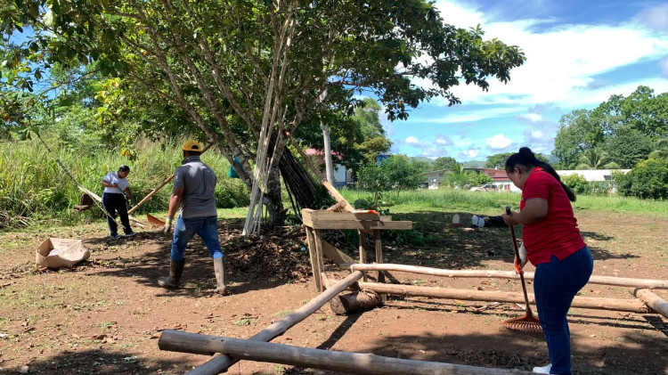 Imagen Estudiantes del IPHE en Darién preparan terreno para la creación de un huerto escolar