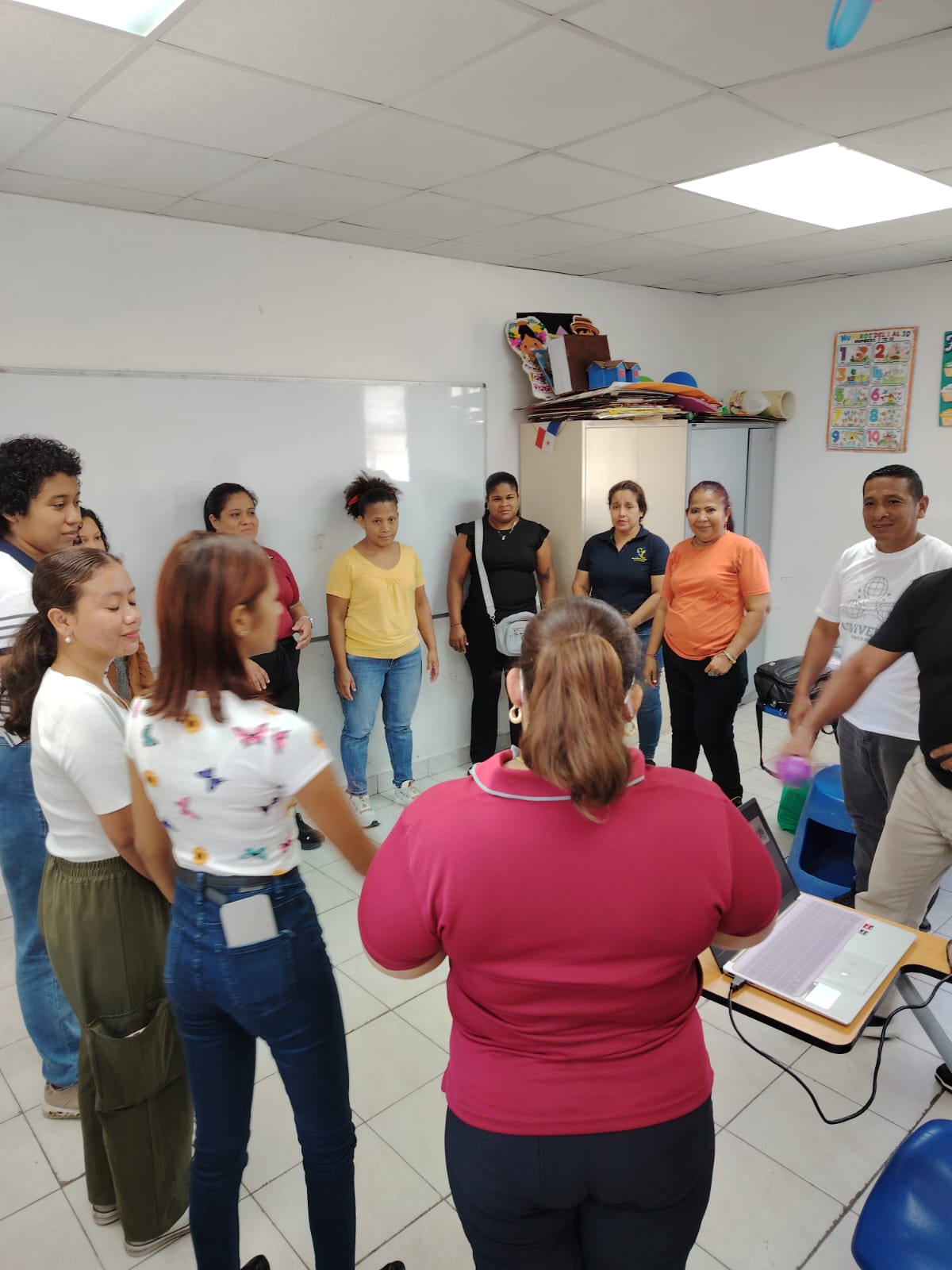 Taller fortalece el bienestar emocional de 45 padres de familia