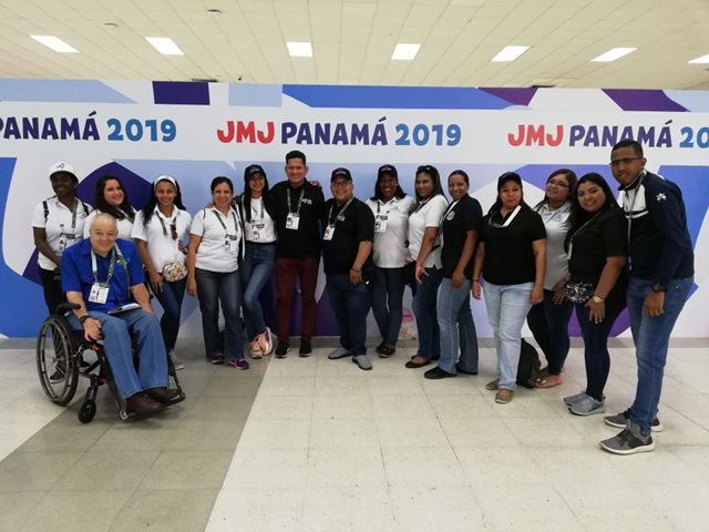 Conforman equipo de intérpretes de lengua de señas para personas con discapacidad auditiva durante la JMJ 2019