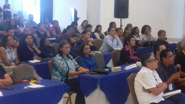 Analizan trabajo conjunto entre sordos e interpretes 