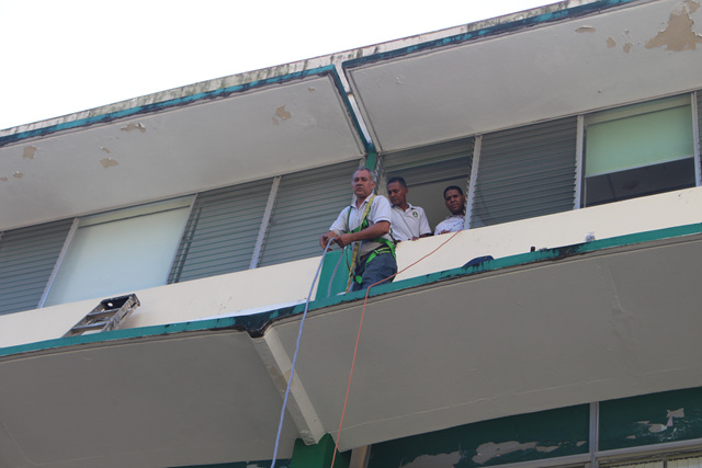 Realizan trabajos de instalación de aire acondicionado en el Salón Linda Vista 2
