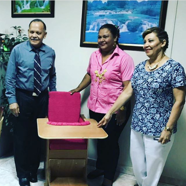 Entregan silla adaptada y artículos para bebé en Veraguas y Coclé